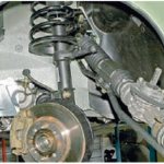We pull out the steering mechanism through the left wheel arch of Lada Kalina
